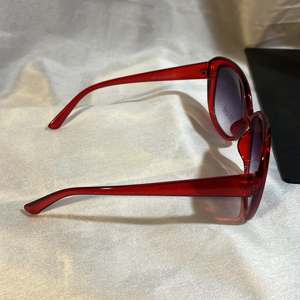 NWOT CICI ITALY DESIGN red sunglasses with plum to lavender fade lenses - Picture 2 of 4